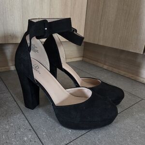I.D. REQUIRED - BLACK FAUX SUEDE PLATFORM HEELS - WOMEN'S SIZE 6.5 MEDIUM WIDTH